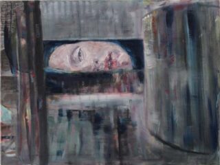 Ein verschwommenes, abstraktes Gemälde zeigt ein blasses Gesicht mit geschlossenen Augen, das teilweise in einem dunklen, horizontalen Streifen inmitten einer gedämpften, streifigen Umgebung reflektiert wird.