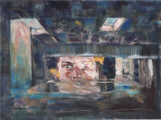 Ein Gemälde des Gesichts einer Person, das teilweise in einer trüben Oberfläche versunken ist oder sich darin spiegelt, in einer dunklen, abstrakten Innenumgebung mit sichtbarer Deckenbeleuchtung.