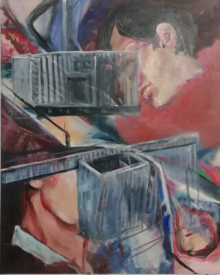 Abstraktes Gemälde einer Person mit kurzen dunklen Haaren neben großen, geometrischen, metallischen Strukturen, wiedergegeben in Rot-, Blau- und Grautönen.