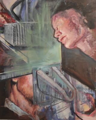 Eine Person mit rasiertem Kopf lehnt ihr Gesicht dicht an ein großes mechanisches Objekt, wobei abstrakte Pinselstriche und gedämpfte Farben die Szene umgeben.