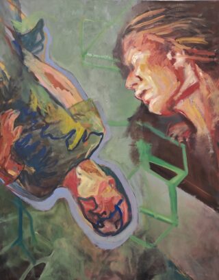 Zwei abstrakte, farbenfrohe menschliche Figuren, eine aufrecht und eine umgedreht, stehen sich vor einem grünlichen Hintergrund mit geometrischen Formen gegenüber.