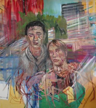 Ein locker gemaltes Porträt zweier nahe beieinander stehender Personen mit unscharfen und abstrakten urbanen Hintergrundelementen und sichtbaren Pinselstrichen.