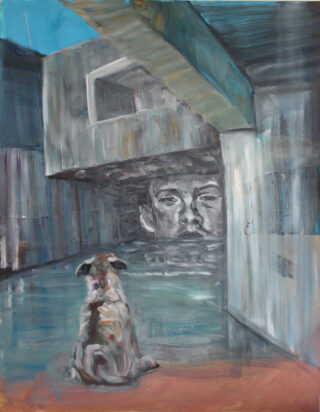 Ein Hund sitzt auf einem rötlichen Boden, gegenüber einer surrealen grauen Struktur, aus deren Wand in einer bläulichen, abstrakten Umgebung ein großes menschliches Gesicht ragt.