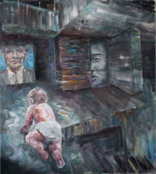 Ein Baby in einer Windel krabbelt auf einem dunklen Holzboden auf eine Wand zu, an der zwei große Porträts hängen, eines von einem lächelnden älteren Mann und das andere von einem ernsten jungen Mann.