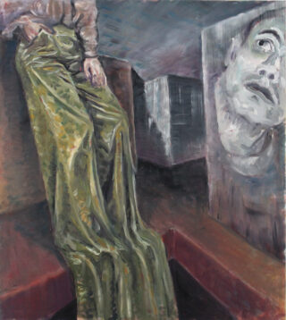 Ein surreales Gemälde zeigt eine Figur mit langen grünen Hosen, die auf einem Felsvorsprung neben einem großen, in eine Wand eingelassenen Steingesicht in einem schattigen, abstrakten Raum sitzt.