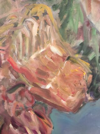 Ein abstraktes Ölgemälde mit kräftigen Pinselstrichen in Erdtönen und einem Hauch von Grün, Beige und Rosa, das organische Formen und Gestalten suggeriert.