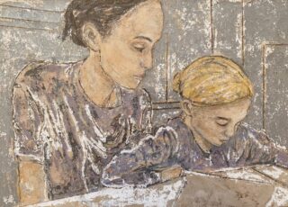 Eine Frau und ein Kind sitzen eng beieinander an einem Tisch und sind beide auf ihre Aktivitäten konzentriert. Das Bild ist in einem strukturierten, skizzenhaften Stil mit gedämpften Farben gehalten.