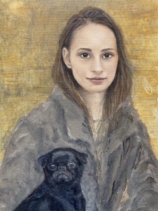 Ein gemaltes Porträt einer Frau mit glattem braunem Haar, die einen grauen Mantel trägt und vor einem gedämpften gelbbraunen Hintergrund einen kleinen schwarzen Hund hält.