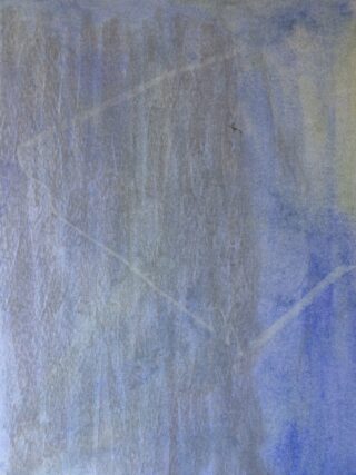 Abstraktes Bild mit strukturierter, hellblauer und gräulicher Oberfläche, schwachen weißen diagonalen Linien und subtilen Andeutungen von Gelb- und Lilatönen.