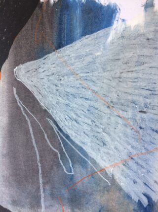 Abstraktes Gemälde mit einer großen, strukturierten weißen Form auf einem blauen und grauen Hintergrund, mit dünnen orangefarbenen und weißen Linien.