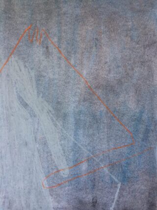 Ein grau-blauer strukturierter Hintergrund mit einem einfachen orangefarbenen Umriss eines Dreiecks und einigen geschwungenen Linien sowie schwachen weißen Markierungen.