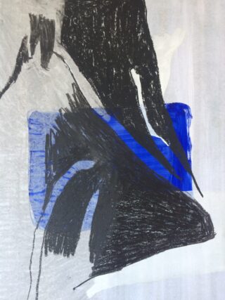 Abstraktes Kunstwerk mit kräftigen schwarzen Strichen auf einem strukturierten grauen Hintergrund und einer markanten blauen rechteckigen Form in der Mitte.