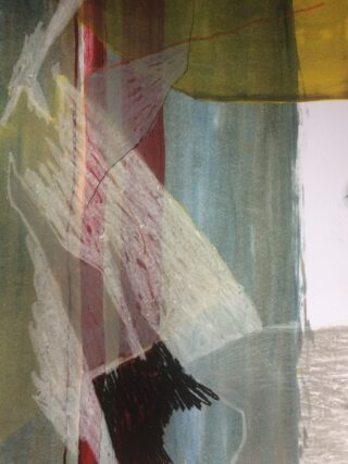 Abstraktes Gemälde mit überlappenden Formen und Linien in gedämpften Grün-, Grau-, Weiß- und Gelbtönen, mit roten und schwarzen Akzenten und sichtbaren Pinselstrichen.