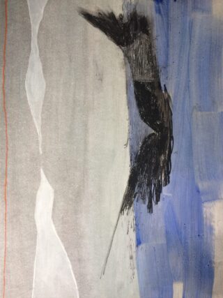 Abstraktes Gemälde mit einer schwarzen Vogel- oder Flügelform in der Mitte, einem blau-grauen strukturierten Hintergrund und einer dünnen vertikalen orangefarbenen Linie auf der linken Seite.