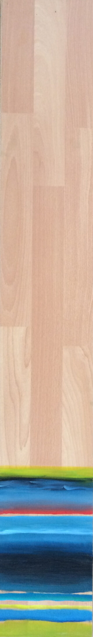 Eine Oberfläche mit Holzmuster und einem horizontalen Band aus bunten Streifen in Blau, Schwarz, Orange und Gelb am unteren Rand.