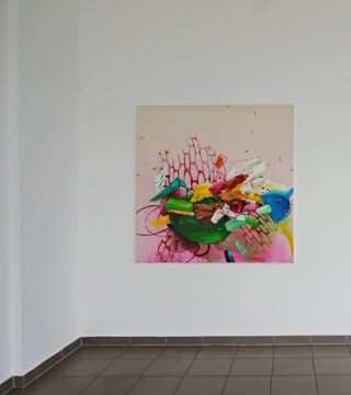 Ein farbenfrohes abstraktes Gemälde mit dynamischen Formen und einer zentralen grünen Kugel hängt an einer weißen Wand in einem minimalistisch gefliesten Raum.