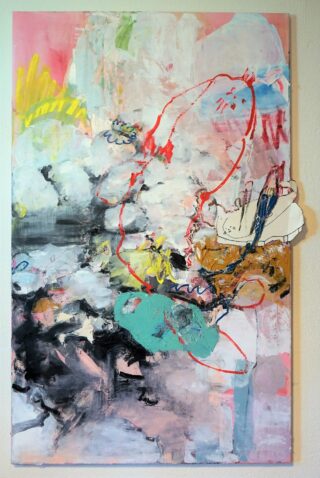 Ein abstraktes Gemälde mit geschichteten Pinselstrichen in Pastell- und kräftigen Farben, mit roten und blauen Linien und organischen Formen auf einem rosa und weißen Hintergrund.