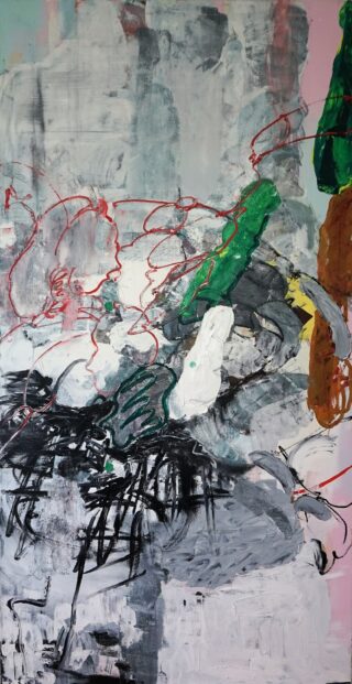 Abstraktes Gemälde mit überlappenden Strichen in Weiß, Grau, Grün, Braun und Schwarz, akzentuiert durch rote Linien und strukturierte Schichten, wodurch eine energiegeladene, chaotische Komposition entsteht.