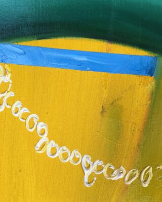 Abstraktes Gemälde mit gelbem Hintergrund, einer wellenförmigen weißen Linie in der unteren Hälfte und einer blau-grünen geschwungenen Form oben.