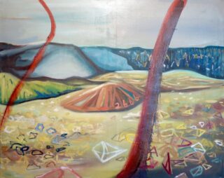 Abstraktes Landschaftsgemälde mit roten Linien im Vordergrund, einem Hügel mit der Aufschrift „2666“, geometrischen Formen auf dem Boden, Hügeln und einem bewölkten Himmel im Hintergrund.