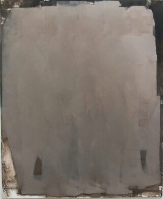 Eine Gruppe undeutlicher, geisterhafter menschlicher Figuren steht dicht beieinander, gemalt in gedämpften, nebligen Tönen mit verschwommenen Umrissen vor einem dunklen Hintergrund.