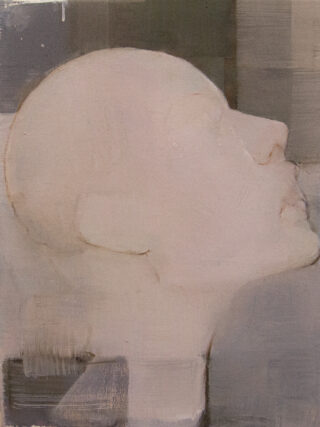 Ein Seitenprofilgemälde eines menschlichen Kopfes in gedämpften Tönen, mit minimalen Gesichtszügen und einem weichen, strukturierten Hintergrund.