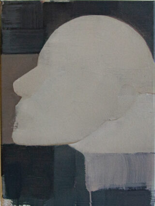 Abstraktes Gemälde eines menschlichen Kopfes im Profil, dargestellt in gedämpften Beige- und Grautönen, vor einem geometrischen, dunklen Hintergrund.