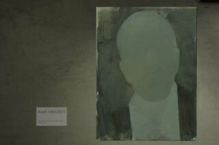 Ein Gemälde einer gesichtslosen Figur im Anzug, das vor einer schlichten Wand hängt und auf dem ein Etikett mit der Aufschrift „Kopf.10032021“ steht.