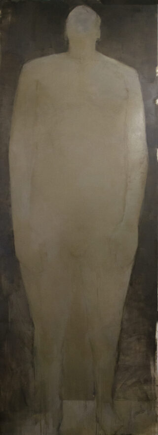 Eine große, gesichtslose menschliche Figur, in gedämpften Tönen gemalt, steht vor einem dunklen, undeutlichen Hintergrund.