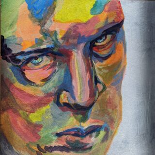 Eine Nahaufnahme des Gesichts einer Person mit intensivem Ausdruck, mit kräftigen, mehrfarbigen Pinselstrichen in Gelb, Blau, Rot und Grün auf neutralem Hintergrund.