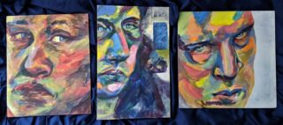 Drei farbenfrohe, ausdrucksstarke Porträtgemälde mit Nahaufnahmen von Gesichtern und kräftigen Pinselstrichen, nebeneinander auf einem dunkelblauen Stoffhintergrund dargestellt.