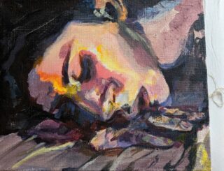 Ein abstraktes Gemälde einer Person, die auf der Seite liegt, die Augen geschlossen hat und deren Hand neben dem Gesicht ruht, wiedergegeben mit ausdrucksstarken Pinselstrichen und einer Mischung aus warmen und kühlen Tönen.