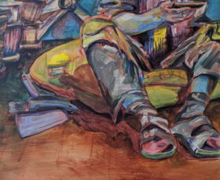 Ein farbenfrohes Gemälde zeigt eine Person in Sandalen, die auf einem gelben Kissen sitzt und ein Telefon hält. In der Nähe liegen große Messer auf dem Boden.