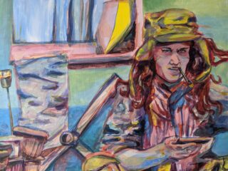 Eine Person mit langen Haaren, die einen grünen Hut mit Ohrenklappen trägt, hält eine Schüssel und einen Löffel in der Hand und hat eine Zigarette im Mund; im bunten Hintergrund sind abstrakte Objekte zu sehen.