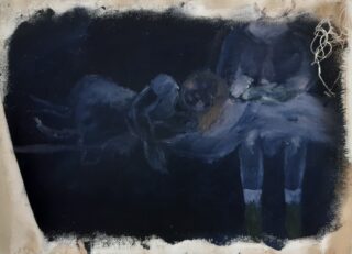 Ein dunkles, strukturiertes Gemälde zeigt eine sitzende Figur mit grünen Socken und eine liegende, undeutliche Gestalt daneben. Die Leinwandränder sind ausgefranst und uneben.