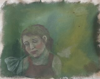 Ein gemaltes Porträt einer Person mit geschlossenen Augen und einem roten Oberteil vor einem strukturierten grün-gelben Hintergrund.