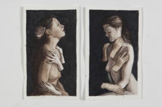 Zwei nebeneinander stehende Gemälde einer nackten Frau vor einem dunklen Hintergrund, beide mit verschränkten Armen und zusätzlichen körperlosen Händen, die ihre Schultern und ihren Oberkörper zu berühren scheinen.