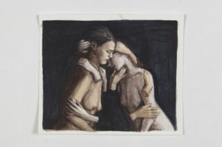 Ein gemaltes Bild zweier sich umarmender Figuren, eine realistisch und die andere skizzenhaft, vor einem dunklen Hintergrund.