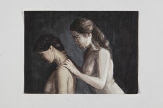 Ein Gemälde mit zwei Frauen, die oben ohne sind. Eine steht hinter der anderen und legt sanft ihre Hände auf die Schultern der anderen. Beide haben braunes Haar und stehen vor einem dunklen Hintergrund.