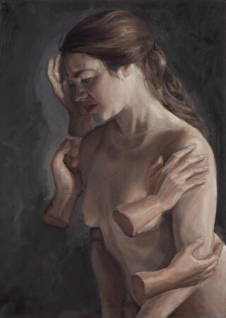 Vor einem dunklen Hintergrund ist eine Frau mit düsterem Gesichtsausdruck dargestellt, die von mehreren körperlosen Armen umarmt wird.