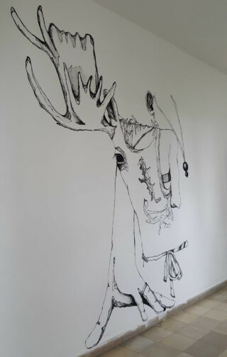 Eine minimalistische schwarze Strichzeichnung eines Elchkopfes mit Geweih ist direkt auf eine weiße Wand über einem gefliesten Boden skizziert.