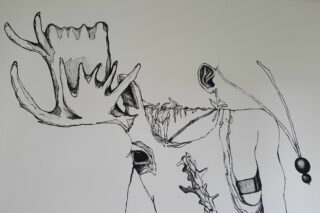 Abstrakte schwarze Tuschezeichnung mit organischen, skelettartigen Formen, die Geweihen, Blättern und länglichen Formen auf weißem Hintergrund ähneln.