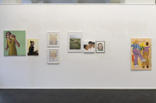 An einer weißen Galeriewand sind neun Kunstwerke zu sehen, darunter Gemälde, Zeichnungen und Fotografien, die meisten davon mit Porträts und Figuren in verschiedenen Stilen.