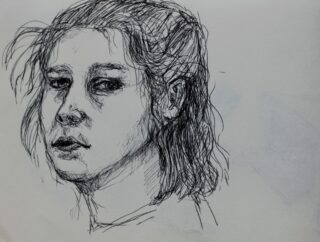 Eine schwarze Tuscheskizze einer Person mit mittellangem Haar, die leicht zur Seite blickt und einen neutralen Gesichtsausdruck hat.