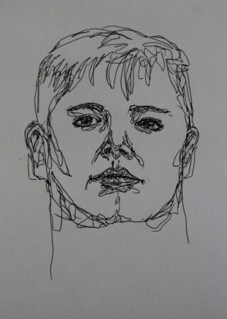 Strichzeichnung eines Kindergesichts mit schwarzer Tinte auf weißem Papier, mit lockeren, überlappenden Linien und minimaler Schattierung.