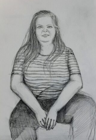 Bleistiftskizze einer Frau mit langen Haaren, die ein gestreiftes Hemd und dunkle Hosen trägt und mit den Händen auf den Knien sitzt.