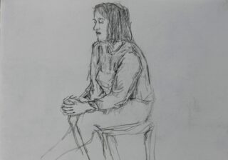 Bleistiftskizze einer sitzenden Person im Profil, die Hände gefaltet, mit langen Ärmeln und einem Rock bekleidet und mit ruhigem Gesichtsausdruck nach vorne blickt.