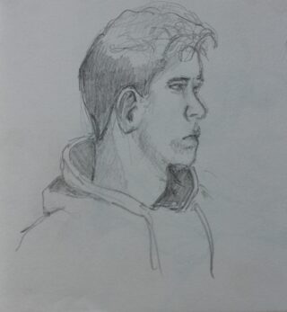 Bleistiftskizze eines jungen Mannes im Profil mit Kapuzenpullover, kurzen Haaren und neutralem Gesichtsausdruck.