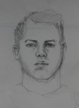Bleistiftskizze des Gesichts eines jungen Mannes mit kurzen Haaren, neutralem Ausdruck und direktem Blick, gezeichnet auf einfaches weißes Papier.