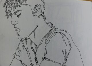 Strichzeichnung einer Person im Profil, die nach unten blickt, kurze Haare hat und ein Hemd trägt; die Skizze befindet sich auf einfachem weißem Papier.